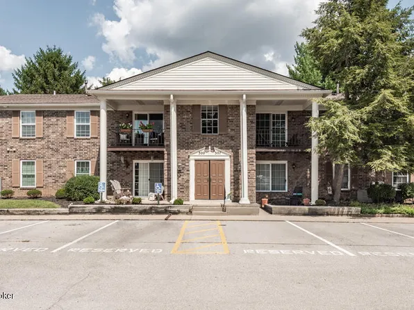 303 Logsdon Ct, Douglass Hills, KY 40243