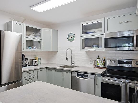 5th image of 1555 Fir St #206
