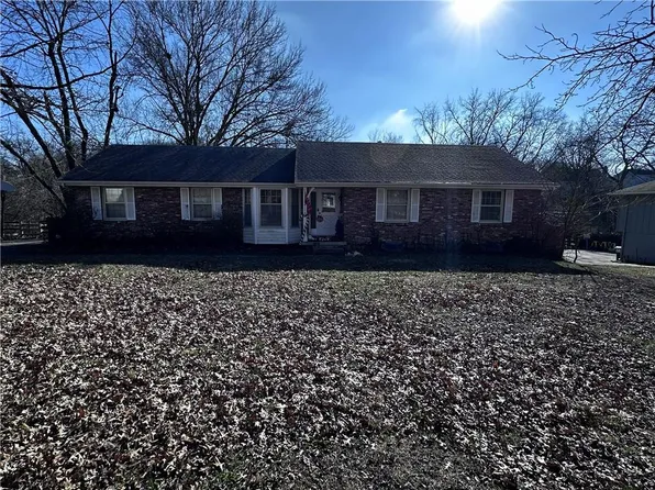 413 SW Sunset Dr, Lees Summit, MO 64081