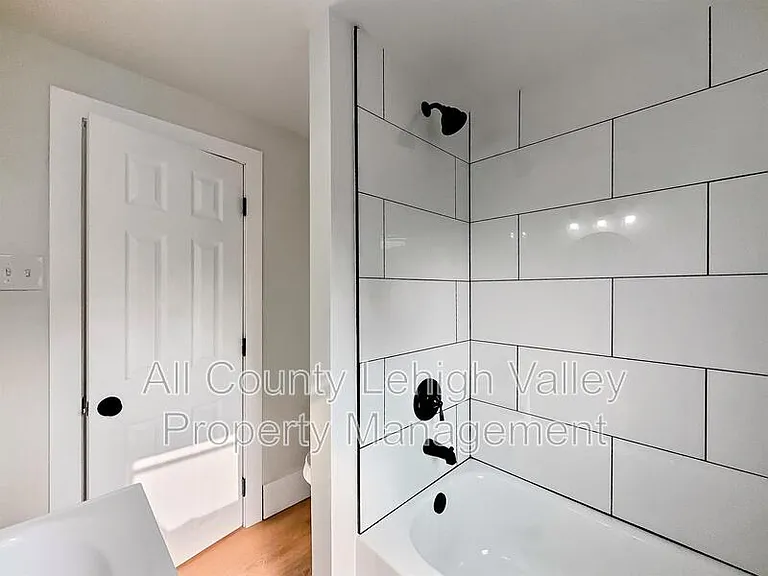 122 E Goepp St #2 — Photo 6