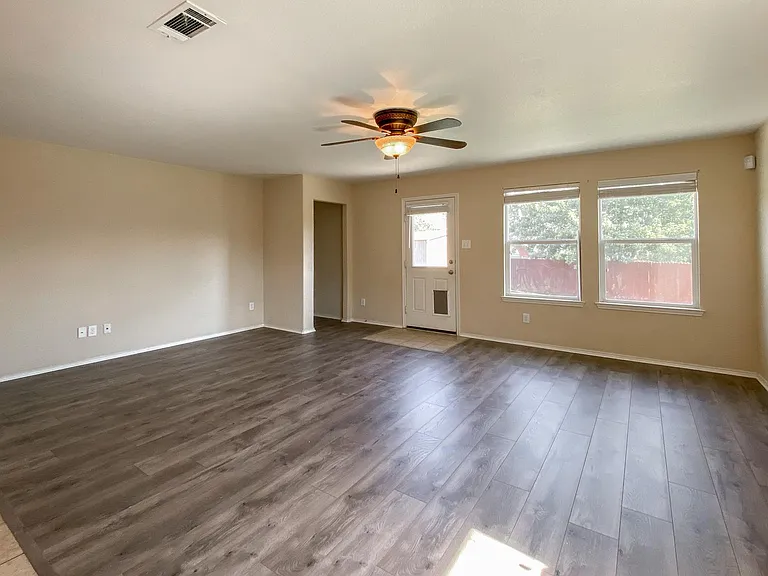 6940 Derbyshire Dr — Photo 9