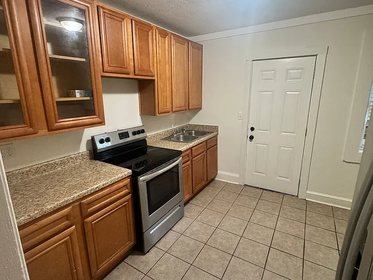 807 Stewart St — Photo 2