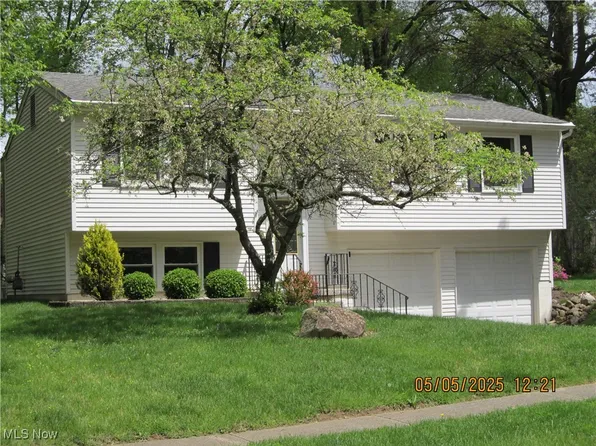 40 Oakhurst Dr, Munroe Falls, OH 44262