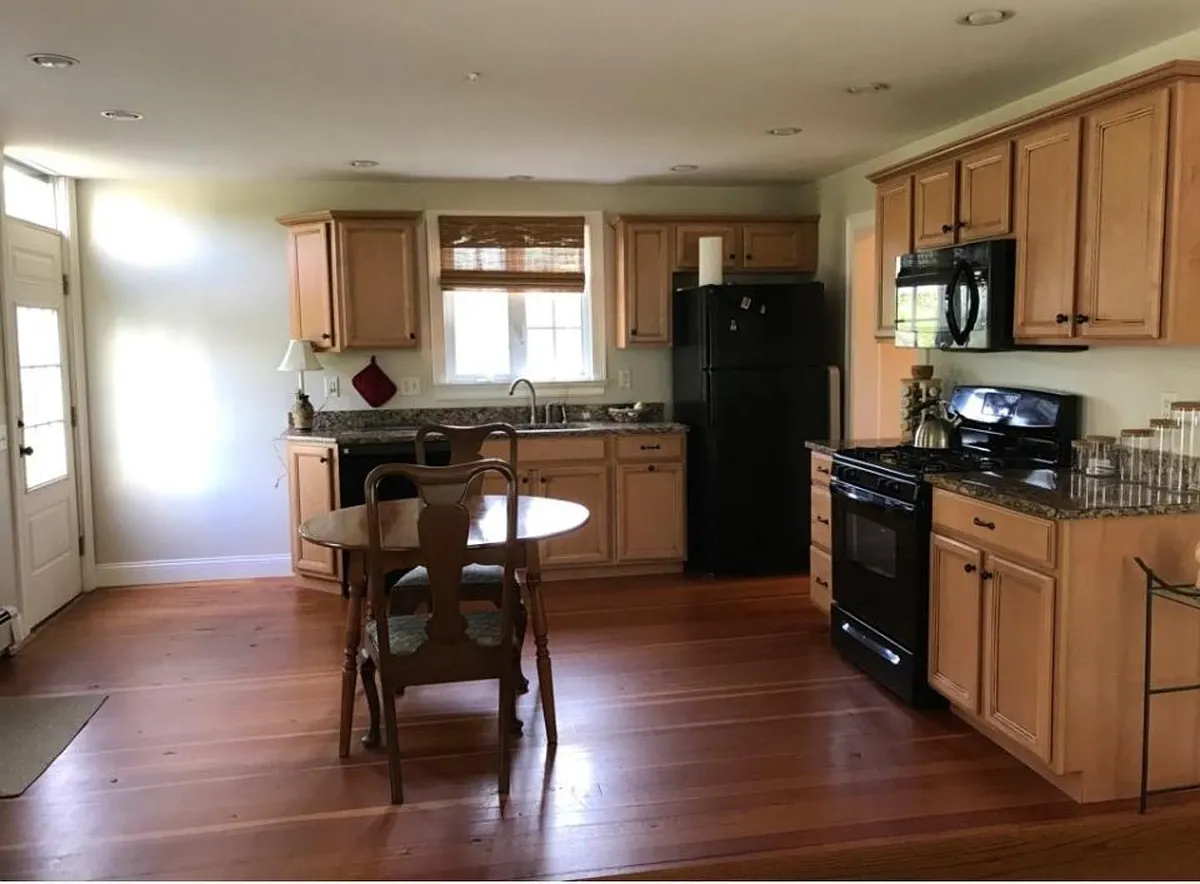 Building Photo - 35 Greenmanville Ave #2
