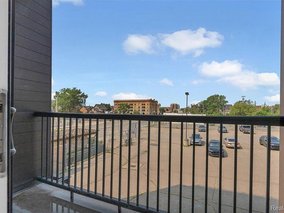 438 Selden St Unit 202, photo 23