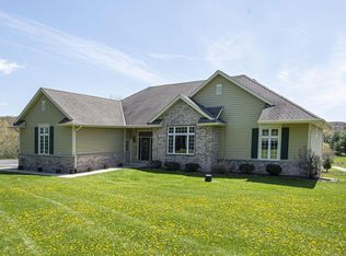 1550 Indian Spring Dr, Delafield, WI 53018