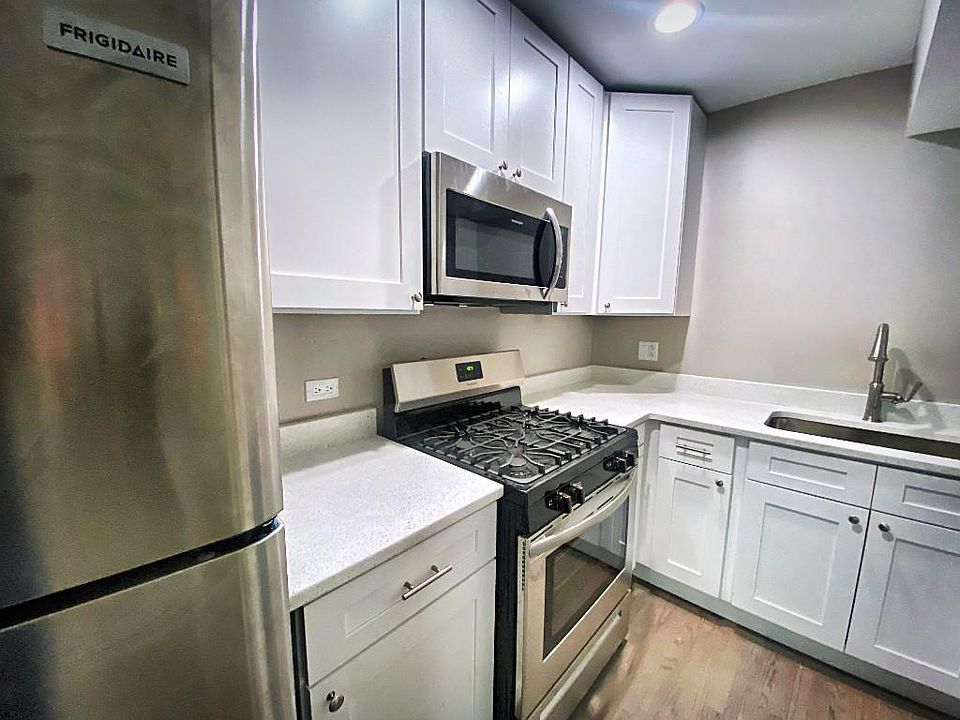1st image of 2225 N Leavitt St #2