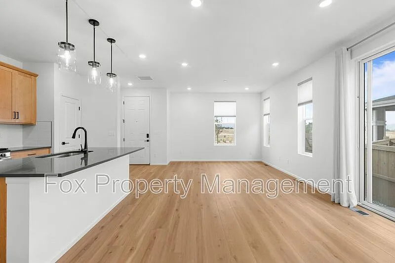 3 bed, 3.0 bath, 1469 sqft, $2,800 — Photo 3