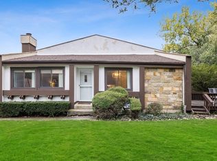 18 Stonehearth Ln, Indian Head Park, IL 60525