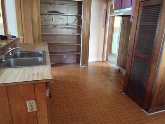 2nd image of 2122 Legion St