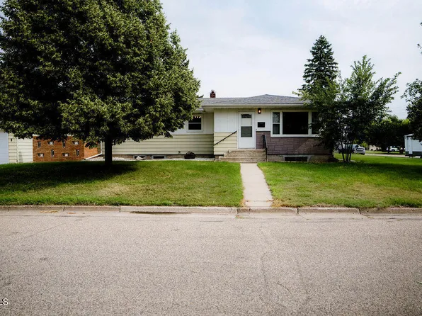1222 9th Ave SE, Jamestown, ND 58401