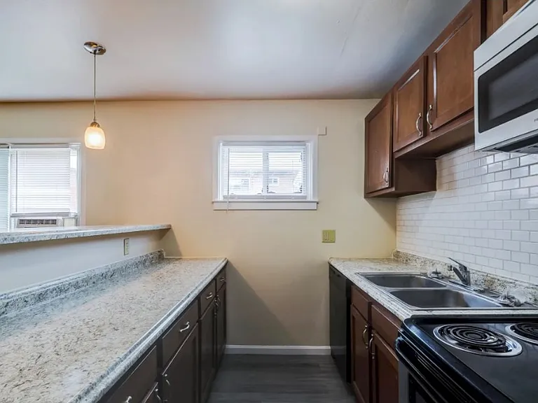 Maple Court — Photo 29