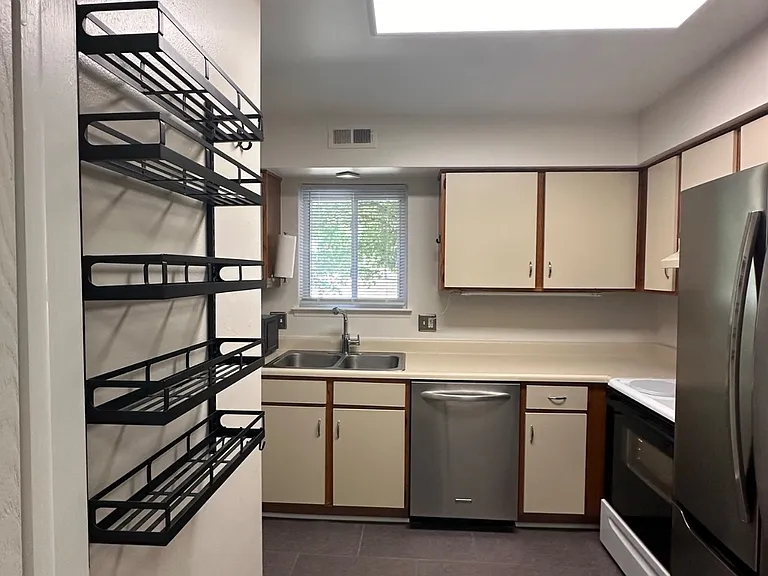 1642 Emerson Cir — Photo 11