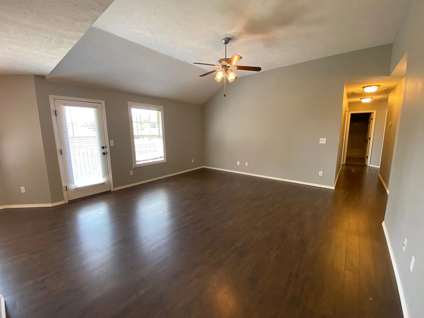 Beautiful 3 bedroom 2 bath home with fenced back yard — Photo 2