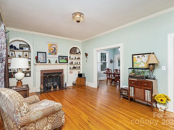 5th image of 216 N Oak St
