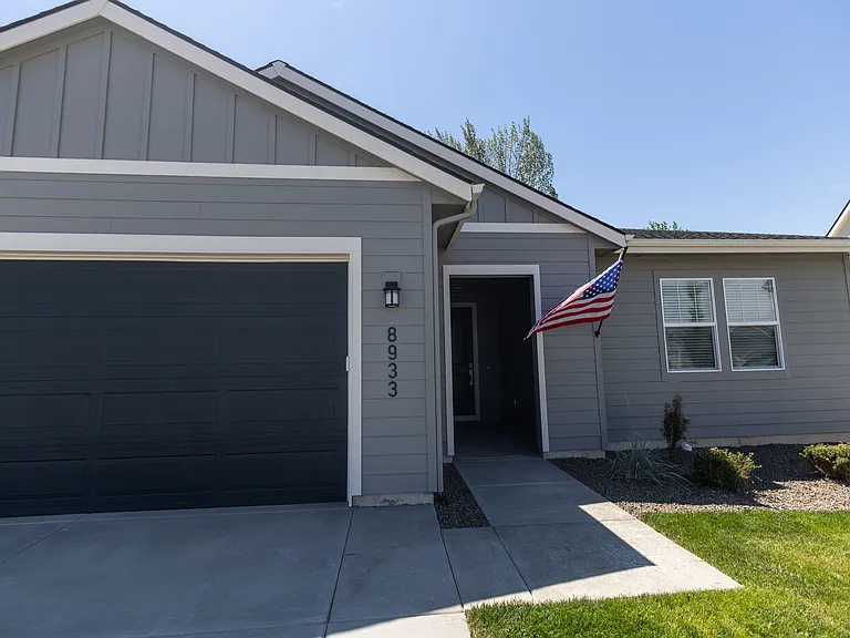 8933 W Tamworth Dr — Photo 3