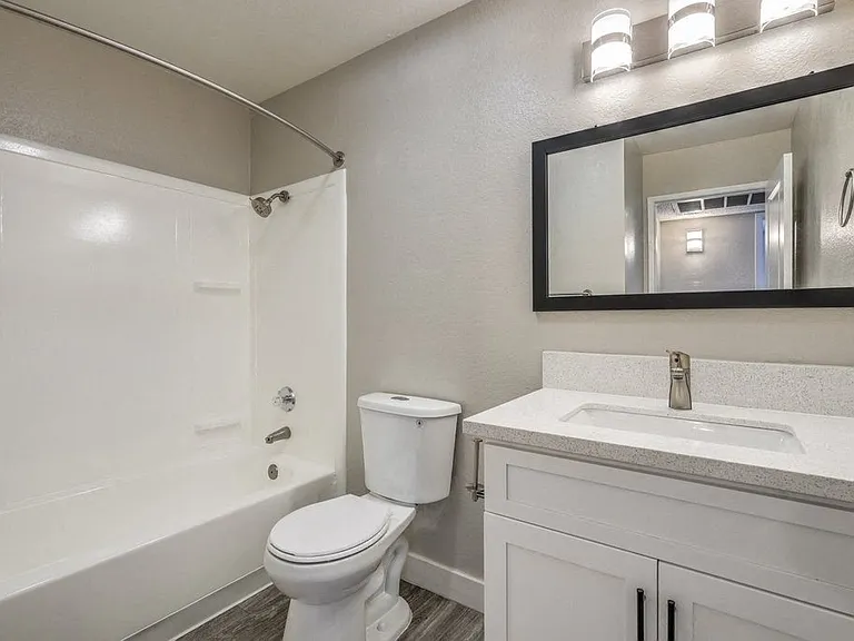 Rosewood Park Apartments — Photo 12