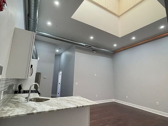 2nd image of 300 Richmond St #7