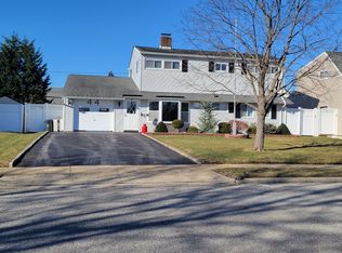 44 Return Ln, Levittown, NY 11756