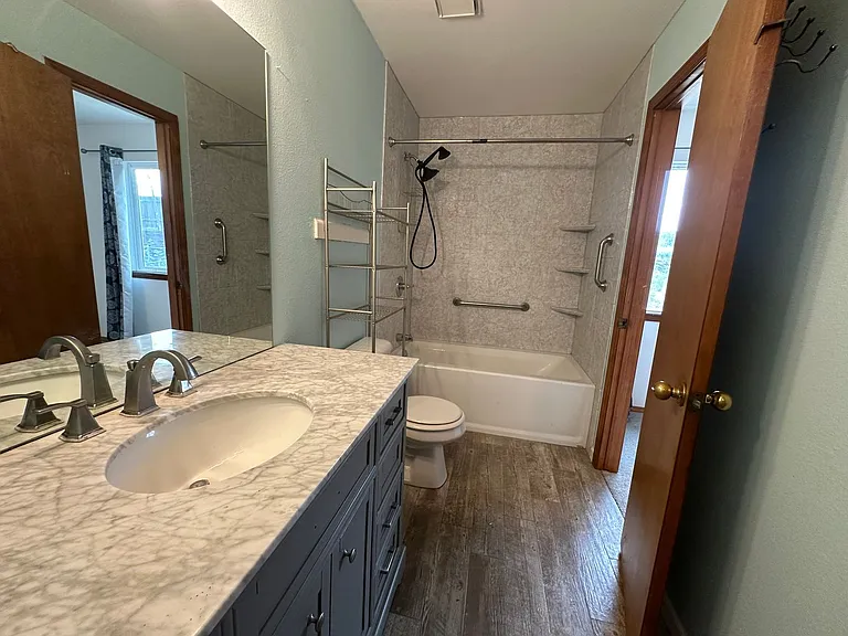 102 Comanche Ct — Photo 12