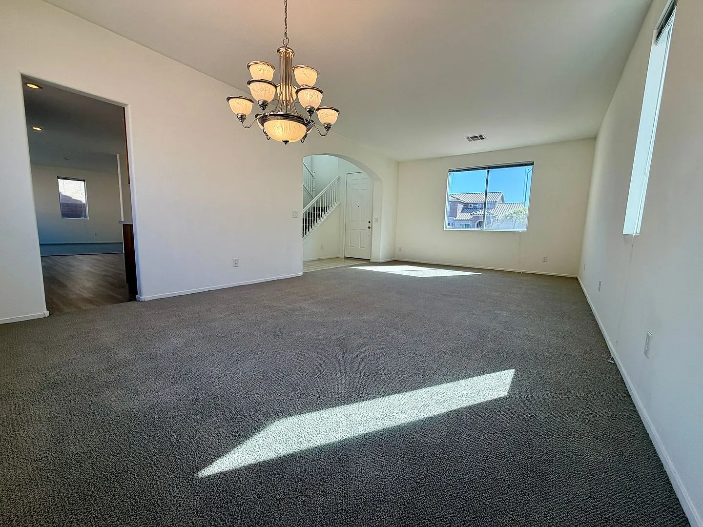 Spacious 4 bedroom — Photo 4