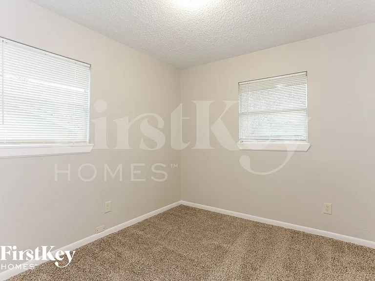 917 Montclair Dr — Photo 11