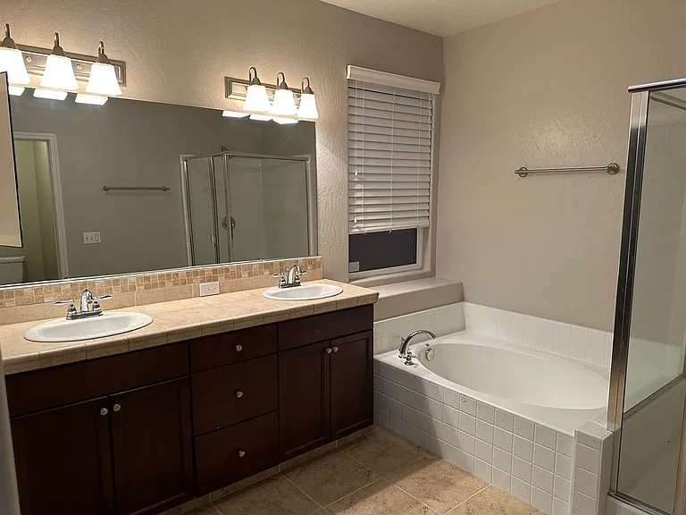 2101 N Lindsay Ct — Photo 11