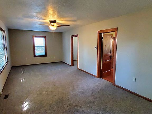 5th image of 3592 Garfield Ave
