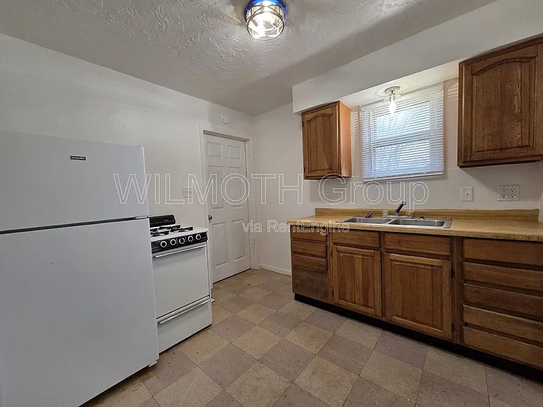 702 W 23rd St — Photo 6