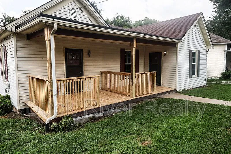 2 bed, 1.0 bath, 883 sqft, $1,300 — Photo 1