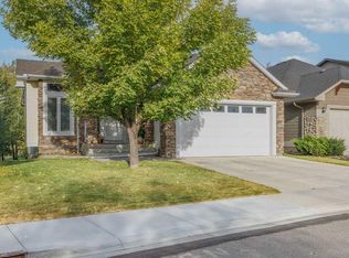 462 E Crystal Green Mnr, Okotoks, AB T1S0A3