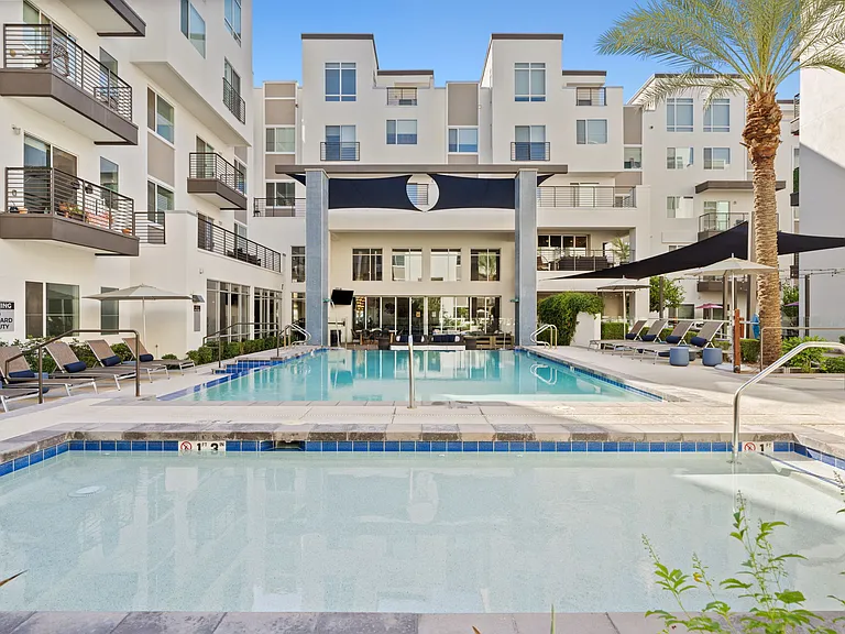 Axis Camelback — Photo 26