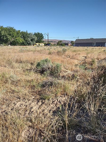 2nd image of 718 S Division