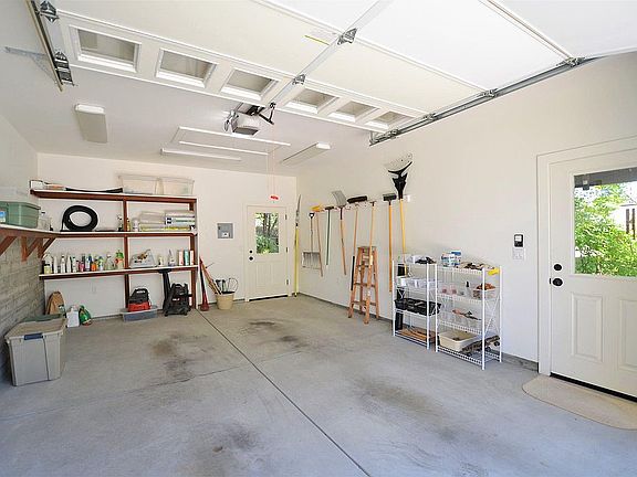 3rd image of 409 E Oakside Dr