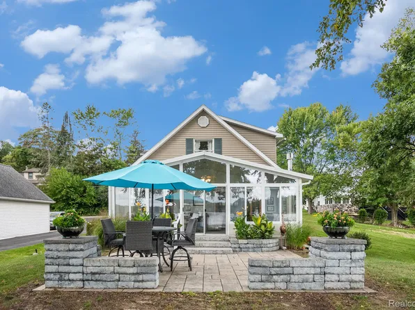 15215 Restwood Dr, Linden, MI 48451