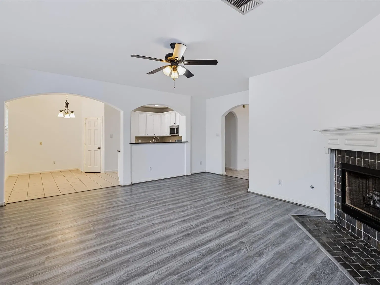 4 bed, 2.5 bath, 2900 sqft, $2,000 — Photo 3