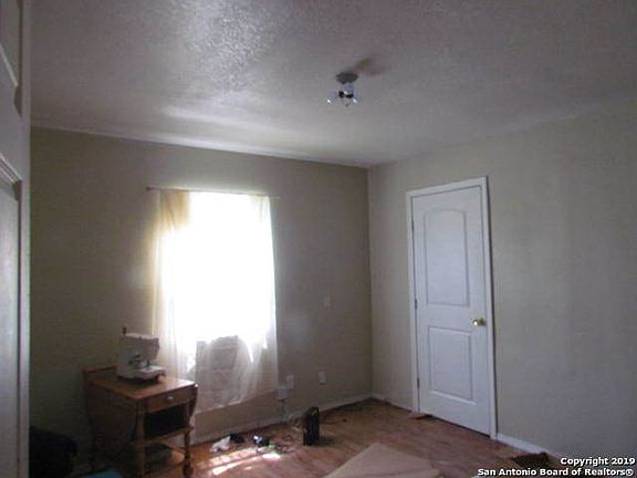 5th image of 220 Elmo Ave