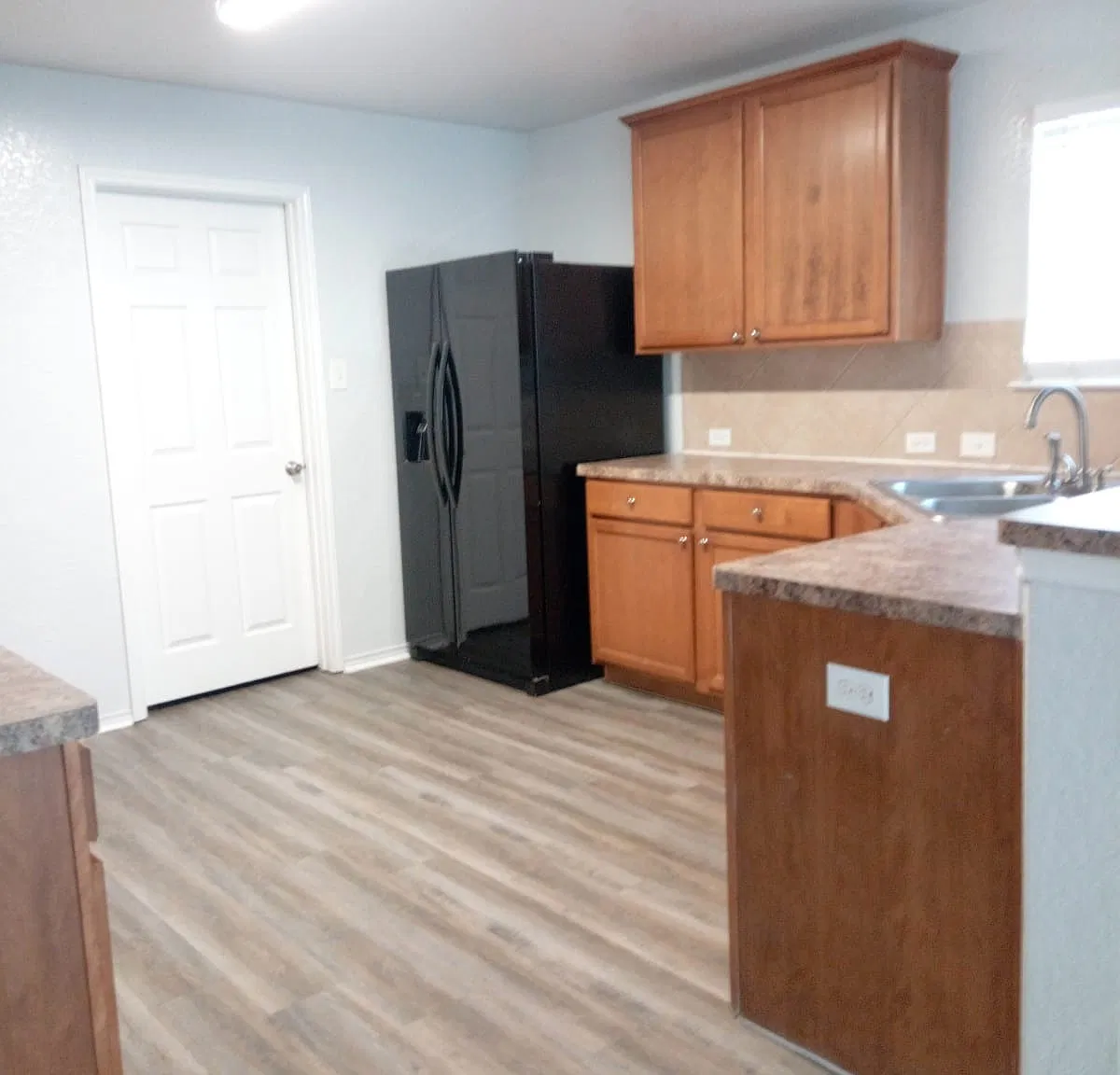 4 bed, 2.5 bath, 2500 sqft, $2,299 — Photo 4