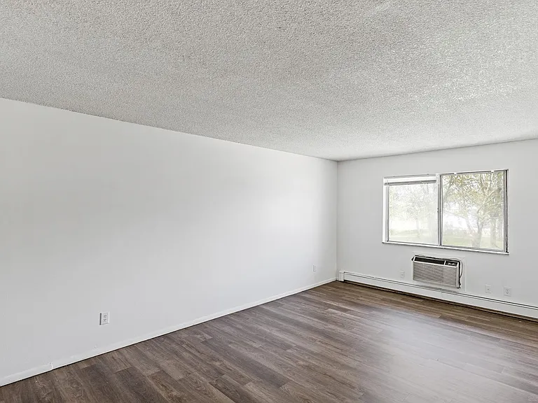 210 S Monroe St — Photo 7