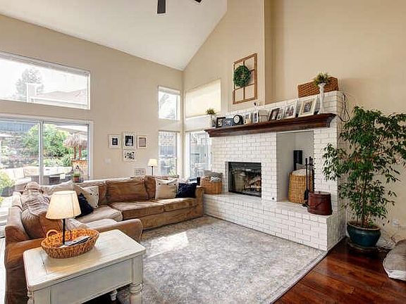 4th image of 370 Silberhorn Dr