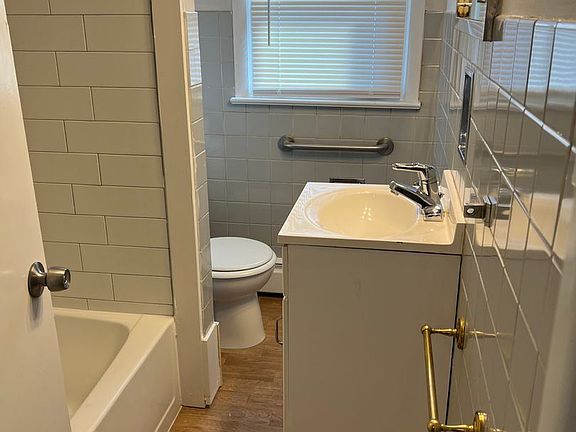 5th image of 305 Essex St