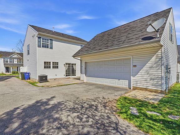 4th image of 2424 Delowe St