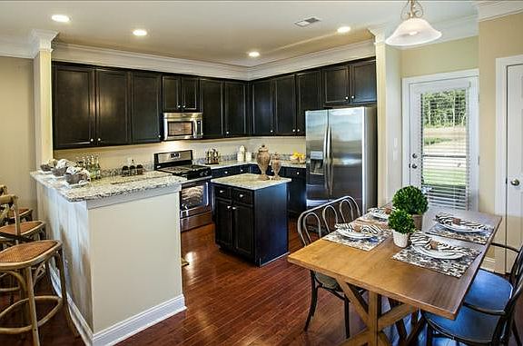 Kitchen and breakfast area