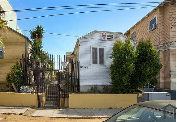 2 bed, 550 sqft, $3,052 — Photo 1
