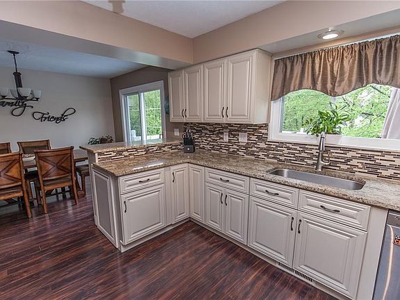 3rd image of 7590 Parkside Dr