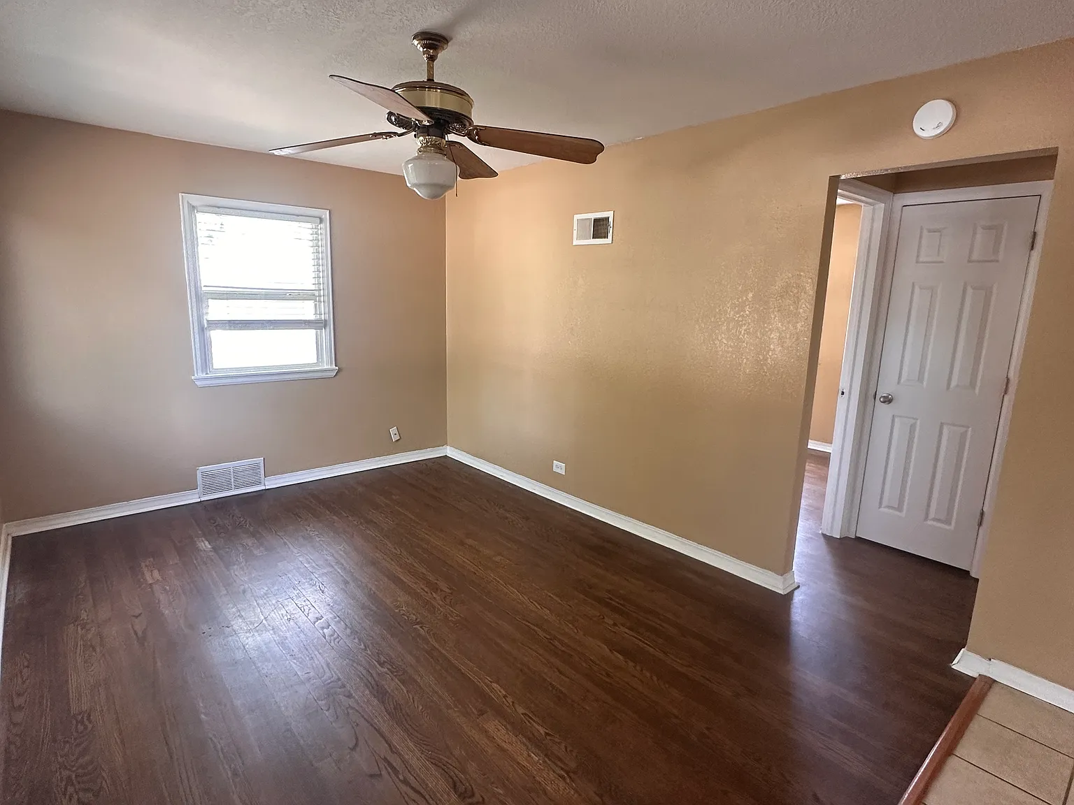 4 bed, 1400 sqft, $2,800 — Photo 4