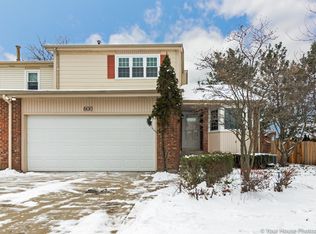 600 Dunsten Cir, Northbrook, IL 60062