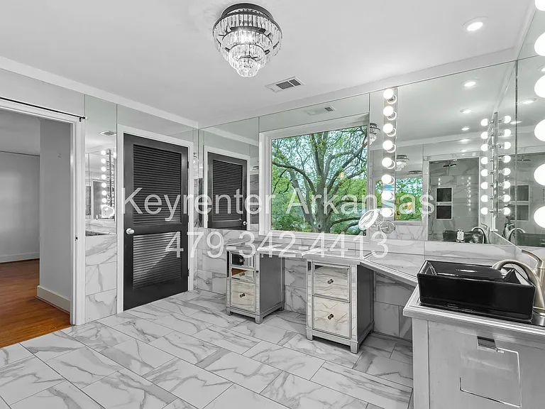 255 W Lawson St — Photo 13