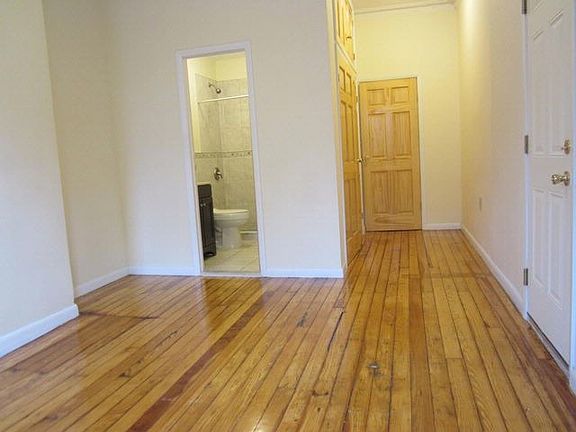 5th image of 904 Hancock St