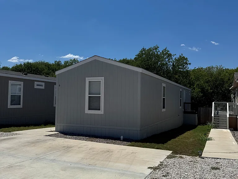 2034 Daisy Lou — Photo 14